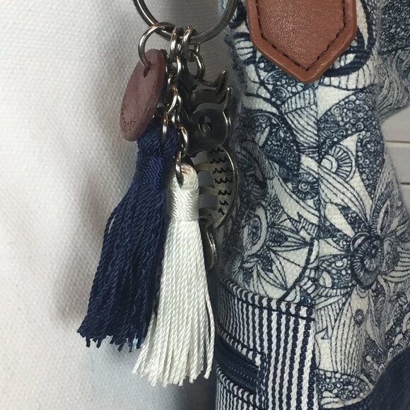 Sakroots Soft Bucket Crossbody Messenger Bag Blue Canvas with Charms Like New - Picture 6 of 9